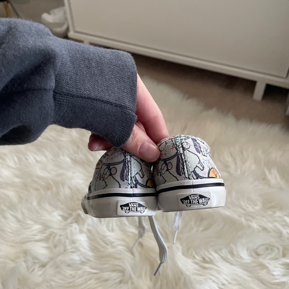 Baby vans with brand new shoe strings - Picture 5 of 9